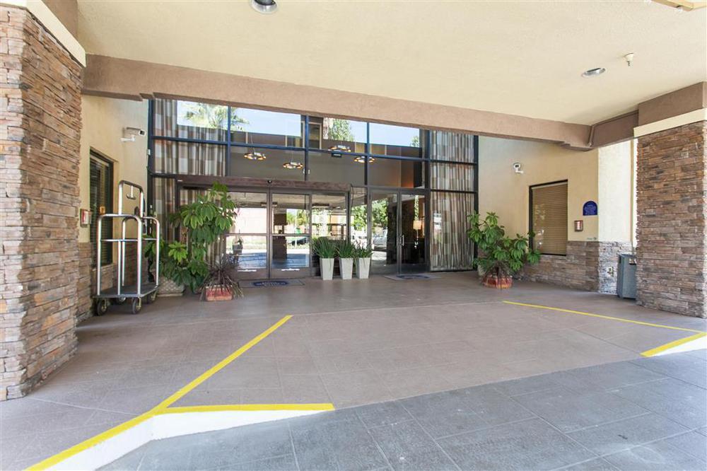 Hotel D'lins Airport 3*