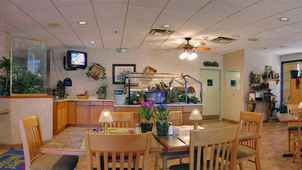 Hotel D'lins Airport Ontario